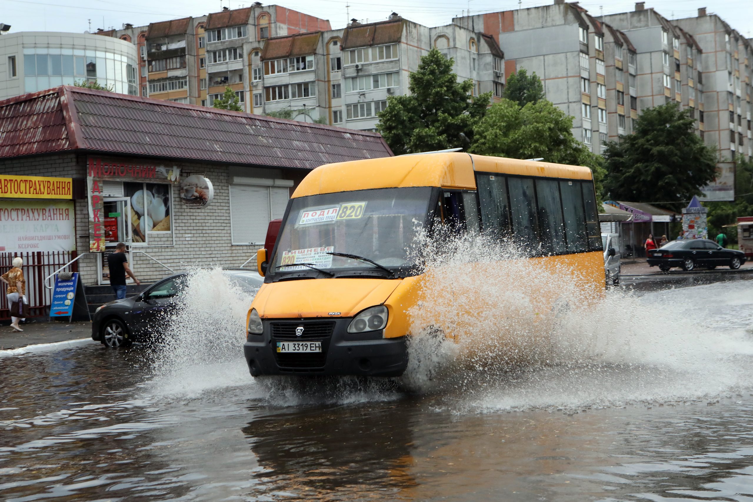 Пригород Киева утонул после ливня из-за засоренных водостоков