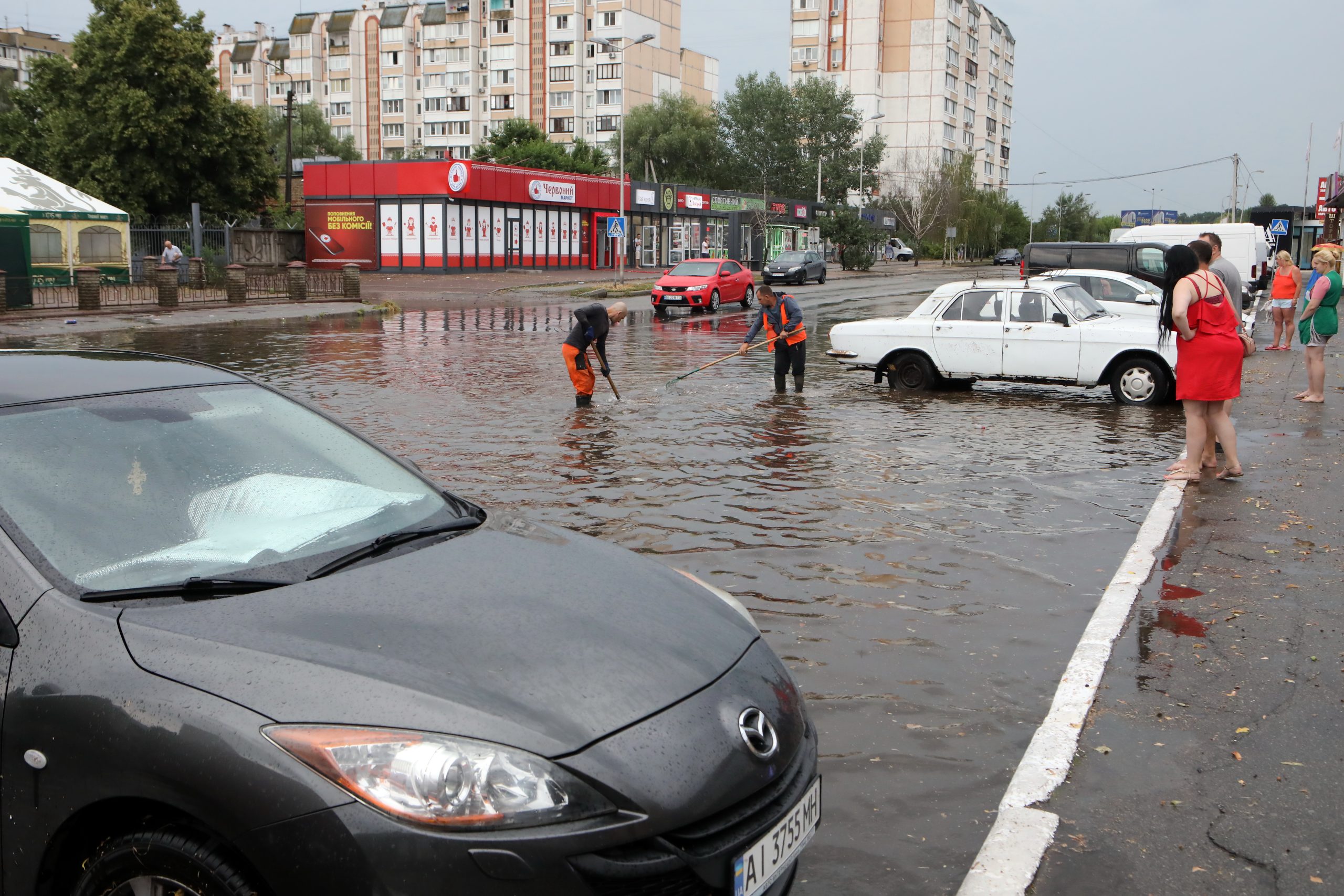 Пригород Киева утонул после ливня из-за засоренных водостоков