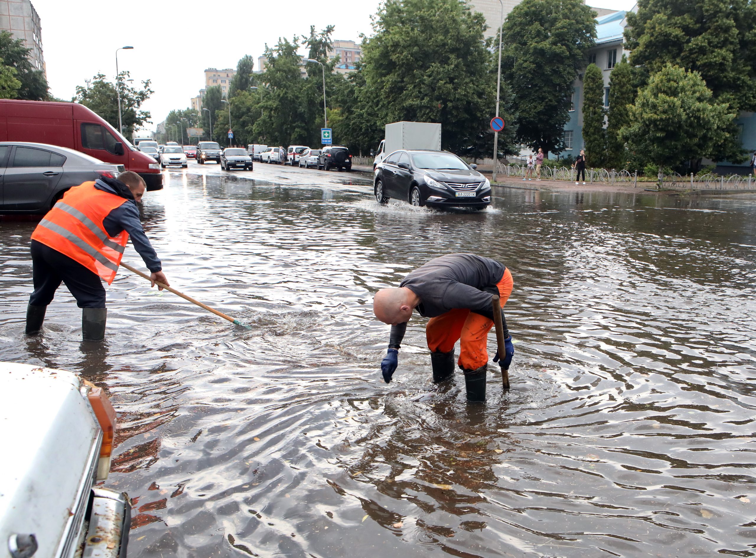 Пригород Киева утонул после ливня из-за засоренных водостоков