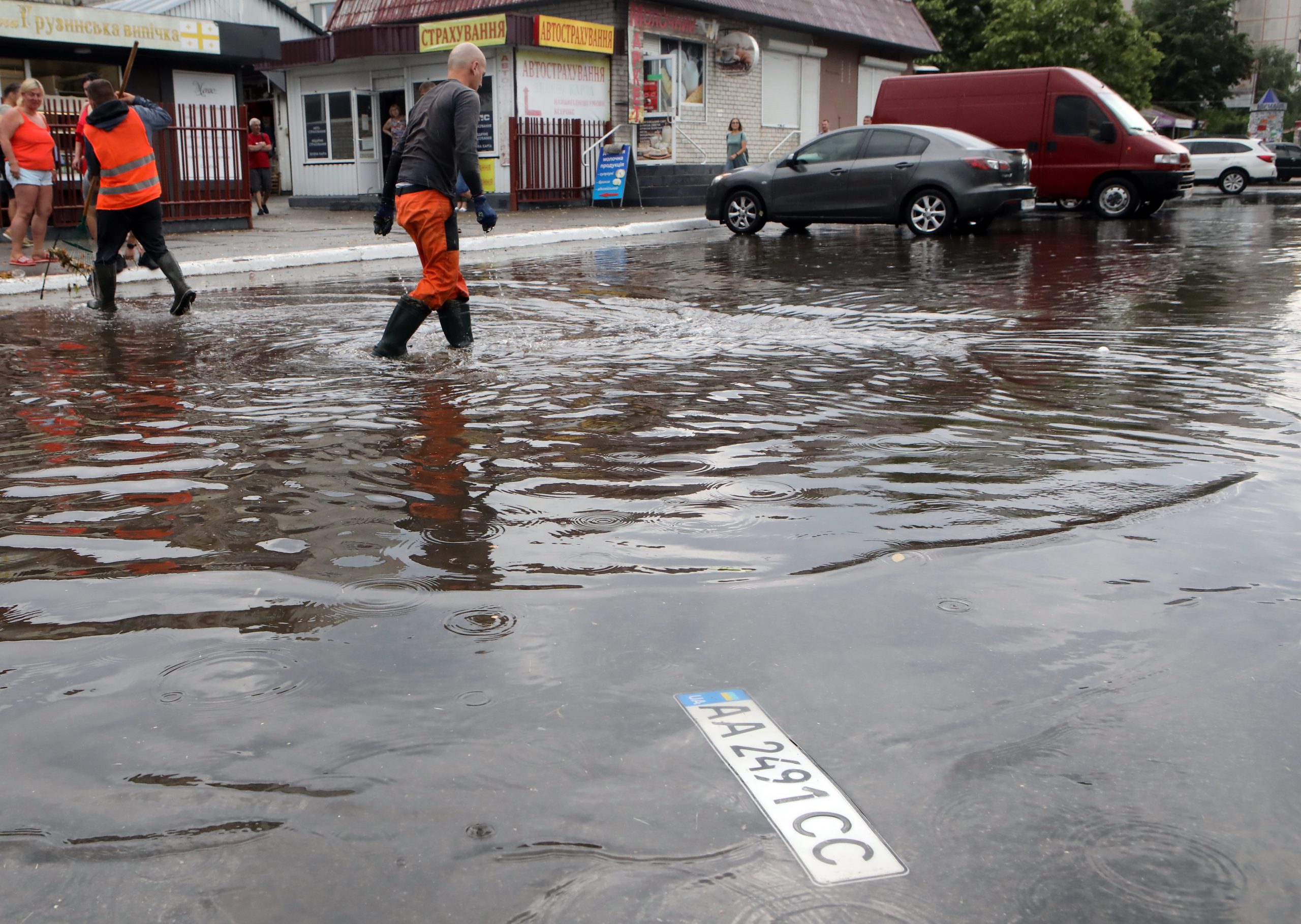 Пригород Киева утонул после ливня из-за засоренных водостоков