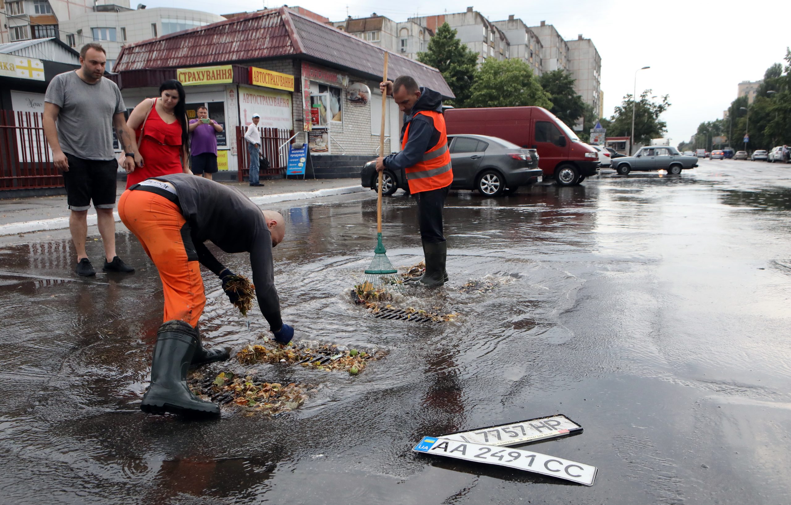 Пригород Киева утонул после ливня из-за засоренных водостоков