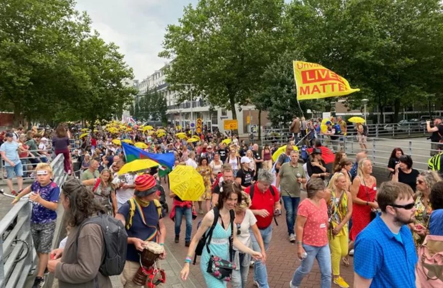 В Амстердаме – массовый митинг против карантинных ограничений (ФОТО)