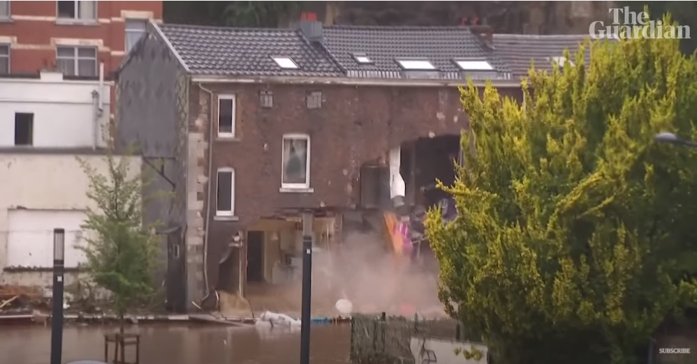 Наводнение: В Бельгии в прямом эфире с мэром обвалилась стена дома (ФОТО, ВИДЕО)