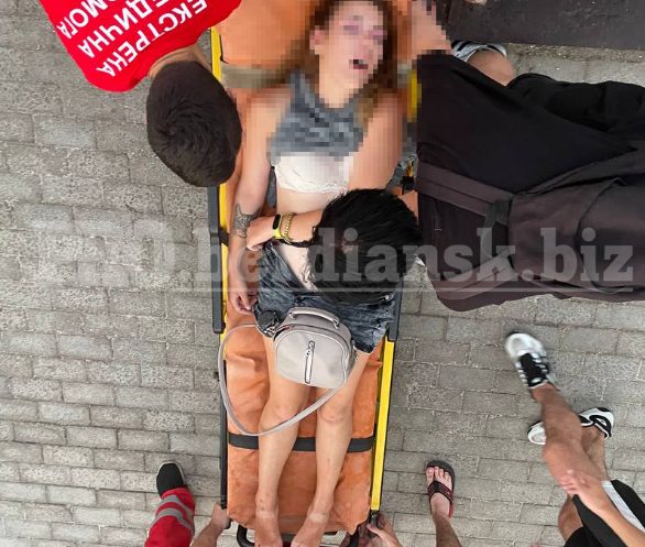В Бердянске на улице заметили полуголую пьяную девушку (ФОТО)