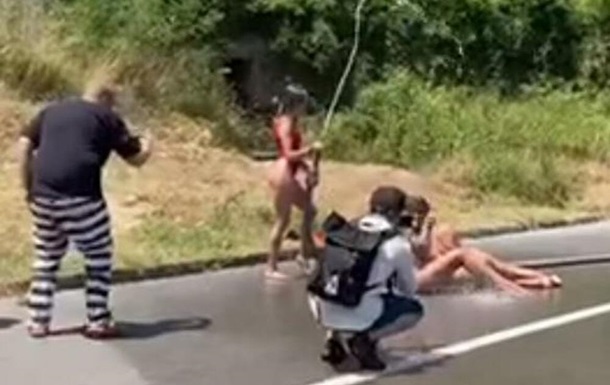 В Черногории украинки позировали голыми на дороге (ФОТО)