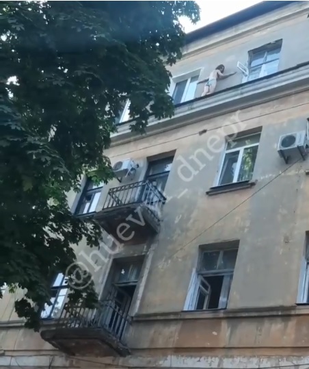 В Днепре голая девушка устроила опасное хождение по фасаду дома (ФОТО, ВИДЕО)