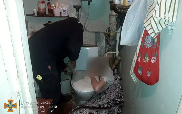 В Днепре женщина застряла в трубах и несколько дней просидела в ванной (ФОТО)