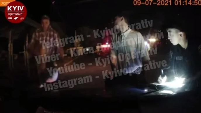 Под Киевом пьяный набросился на авто патрульных: ему грозит 5 лет тюрьмы (ФОТО, ВИДЕО)