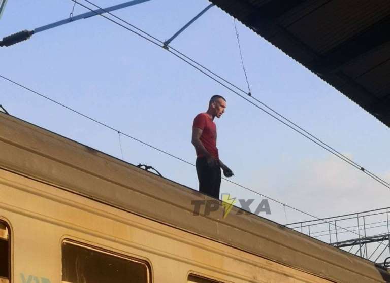 В Харькове мужчина на крыше электрички угрожал покончить с собой (ФОТО)