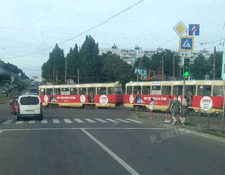 В Харькове на перекрестке остановились трамваи (ФОТО, ВИДЕО)