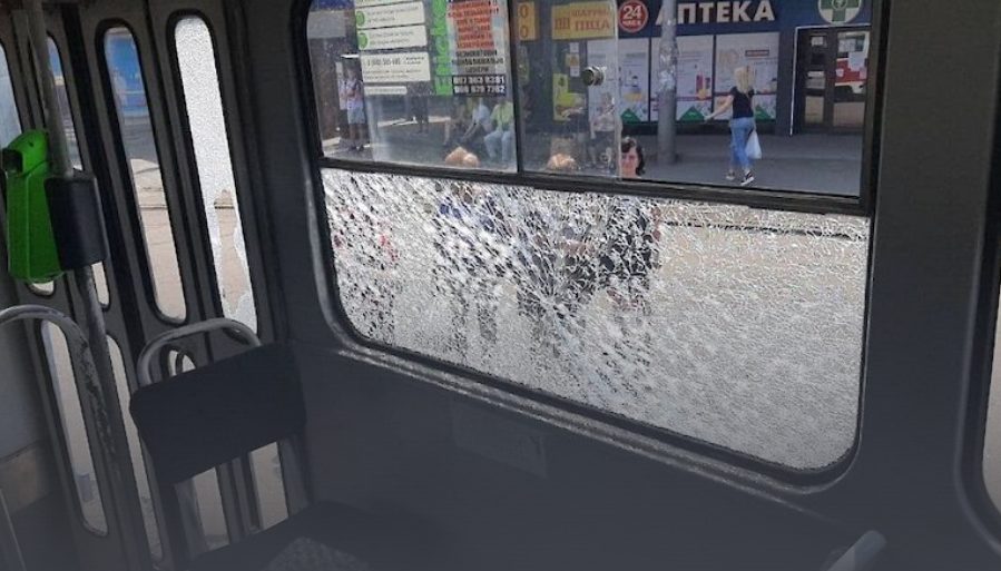 В Харькове неизвестные обстреляли трамвай с пассажирами (ФОТО)