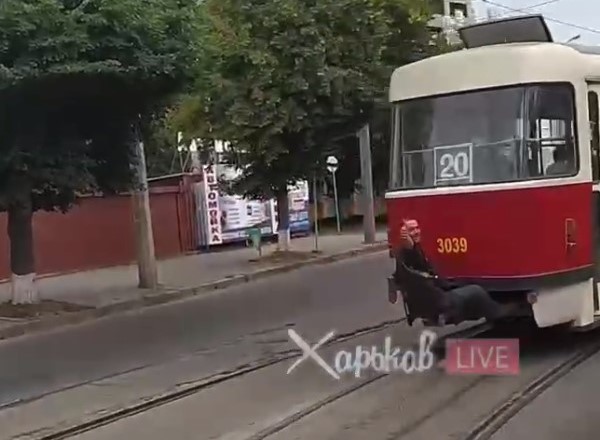 В Харькове зацепер прокатился с ветерком на трамвае (ВИДЕО)