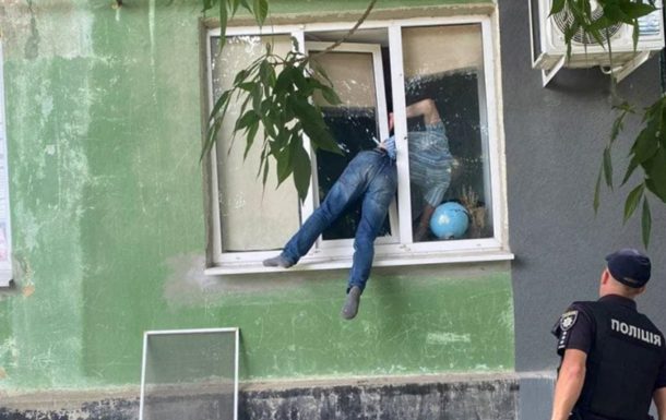 В Херсоне в окне застрял пьяный и чуть не погиб: лез к любимой (ФОТО)