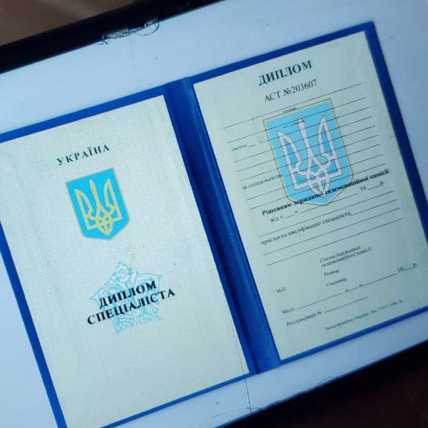 В Киеве аферисты занималась производством лже-ковид-паспортов и аттестатов (ФОТО)