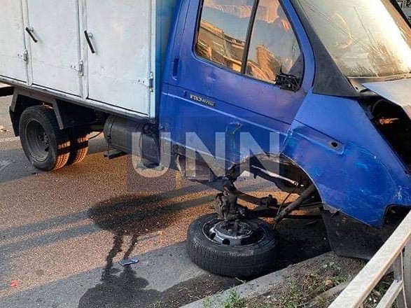 В Киеве хлебовоз влетел в припаркованный автомобиль (ФОТО)