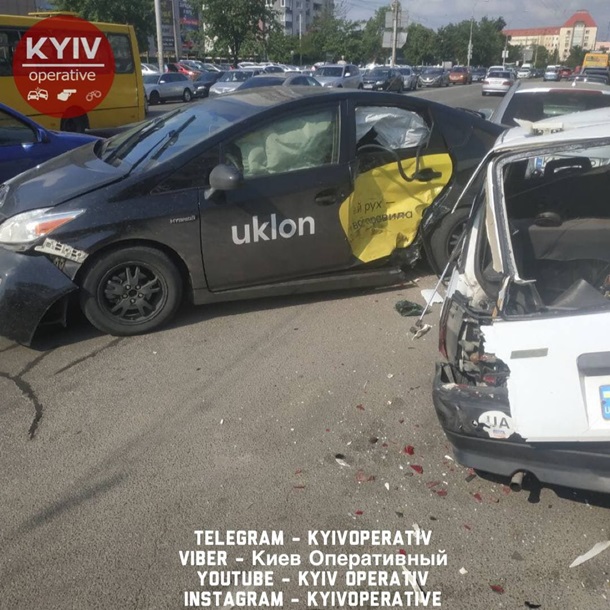 В Киеве на Оболони таксист устроил масштабное ДТП (ФОТО)