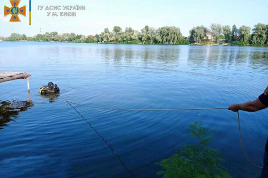 В Киеве с дна озера подняли тело мужчины (ФОТО)