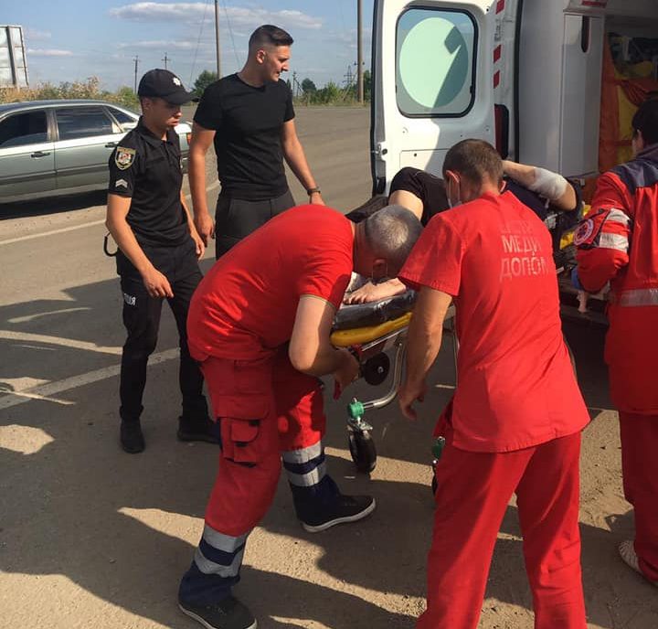 В Луганской области микроавтобус с пассажирами унесло в кювет (ФОТО)