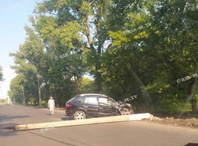 В Мелитополе авто снесло электроопору: пострадал ребенок (ВИДЕО)