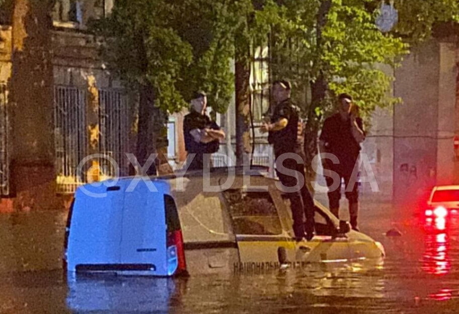 В Одессе утонула машина полицейских (ФОТО)