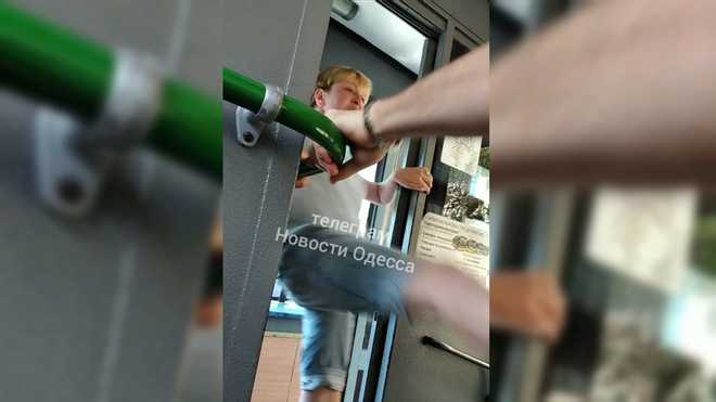 В Одессе водитель троллейбуса избила пассажира (ФОТО, ВИДЕО)