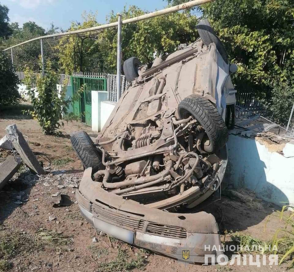 В Одесской области Volkswagen Passat врезался в столб: пассажир погиб (ФОТО)