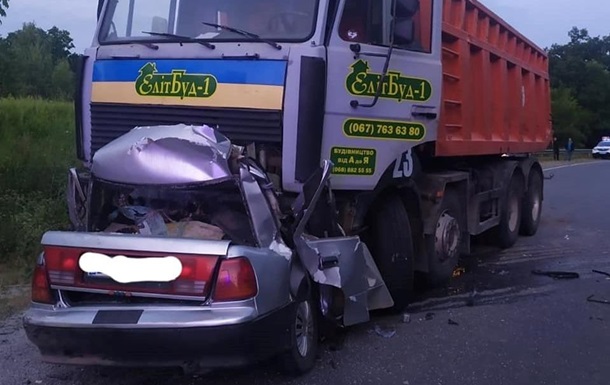 На Полтавщине грузовик «уничтожил» авто: четверо погибших (ФОТО)