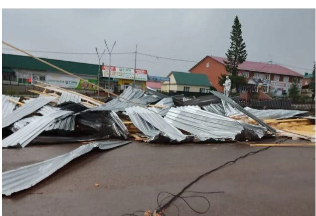 В РФ ветер сорвал крышу с магазина, она рухнула на школьницу (ФОТО)