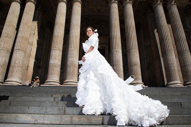 В Великобритании создали свадебное платье из-за защитных масок (ФОТО)