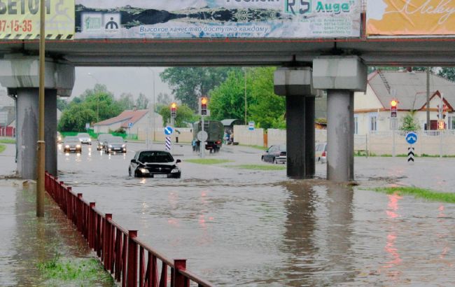 В городах Беларуси ливнем затопило улицы (ФОТО, ВИДЕО)