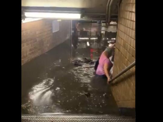 «Воды по пояс»: в Нью-Йорке из-за дождей затопило метро (ФОТО, ВИДЕО)