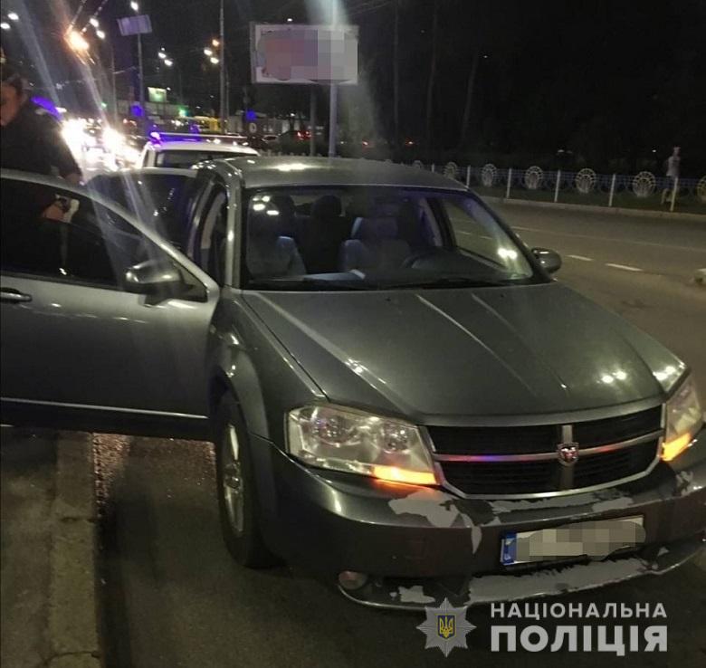 В Киеве правоохранители задержали двух мужчин за разбойное нападение на местного жителя