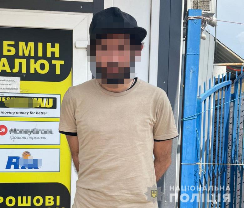 Иностранец напал на пункт обмена валют в Киеве (ФОТО)
