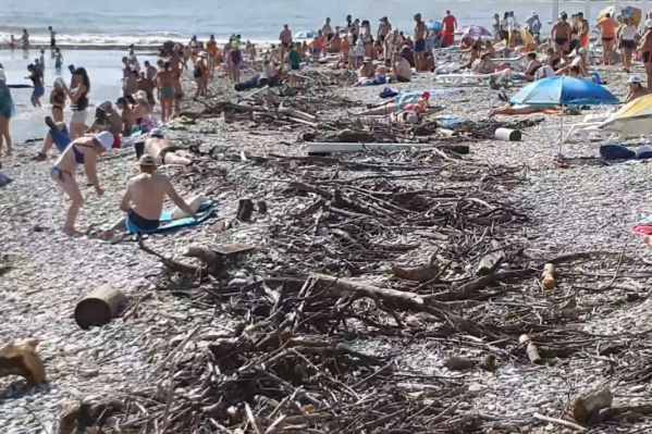 В Сочи туристы набросились на тапочки, которые выбросило на берег (ВИДЕО)