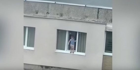 В Мариуполе ребенок гулял по подоконнику на 9 этаже (ВИДЕО)