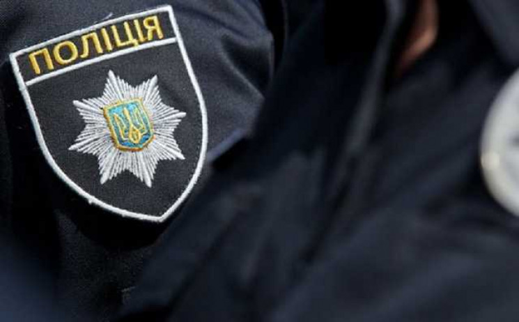 Схватили за ногу: в Киеве патрульные спасли женщину от самоубийства