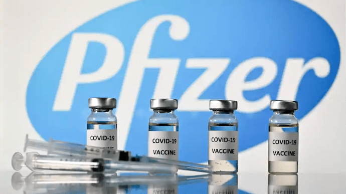 Главный санврач рассказал, когда начнут прививать Pfizer всех желающих