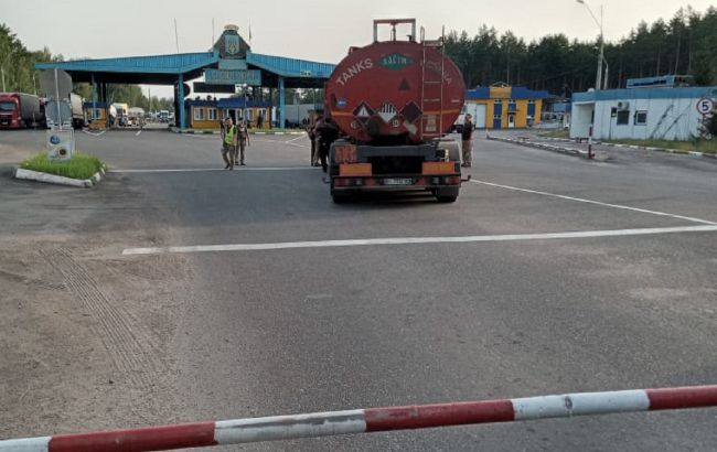 На белорусской границе пьяный дальнобойщик свалил шлагбаум (ФОТО, ВИДЕО)
