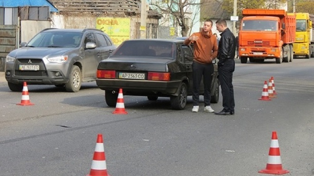 В Днепре перевернулся BMW: 3 пострадавших (ФОТО, ВИДЕО)