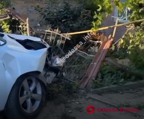 В Одесской области Lexus врезался в забор (ФОТО, ВИДЕО)