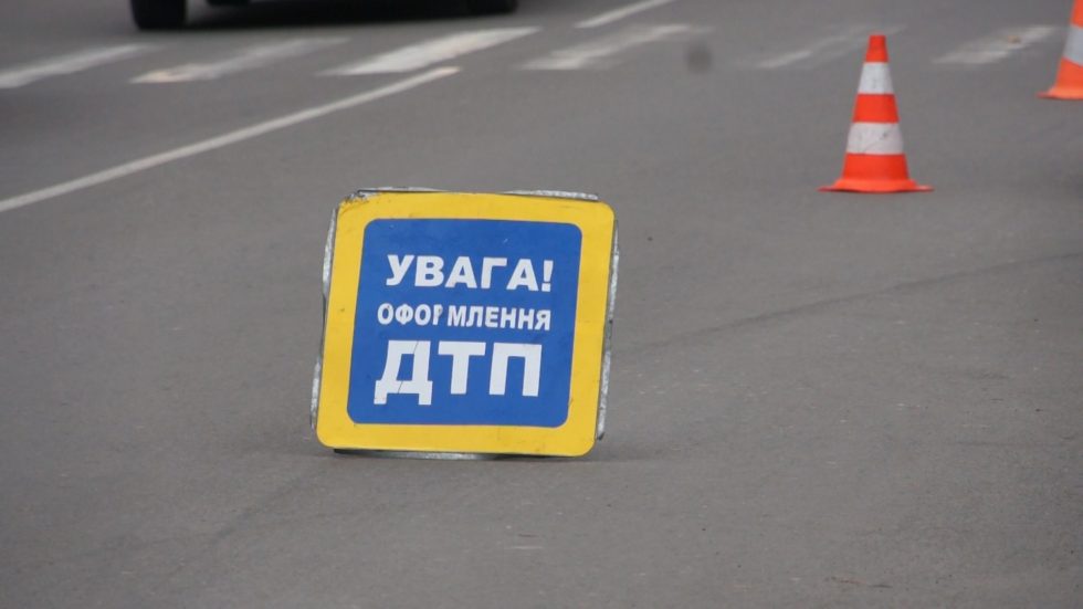 В Киеве на Позняках столкнулись шесть авто: одна машина загорелась (ВИДЕО)