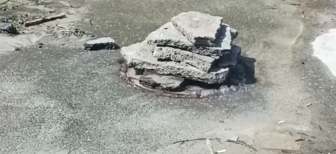 В Киеве посреди дороги прорвало трубу: забил фонтан воды (ВИДЕО)