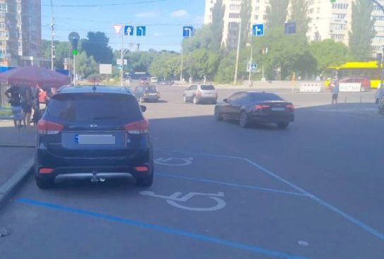 В Киеве «герой парковки» оставил авто сразу на двух местах для инвалидов (ФОТО)