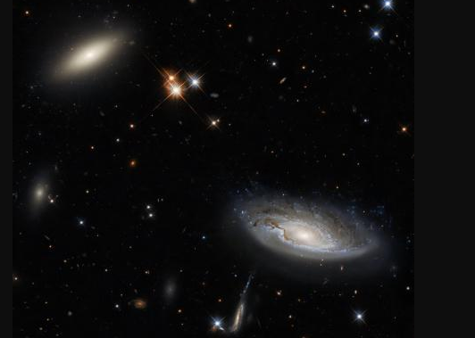 Hubble показал две гигантские галактики с мощным излучением (ФОТО)