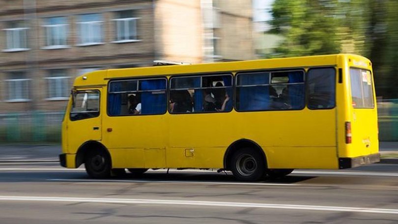 Под Киевом перевернулась маршрутка с людьми (ВИДЕО)