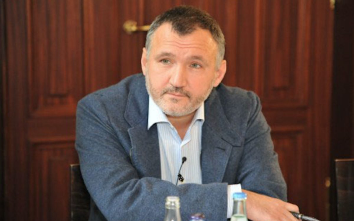 Температура +31 и превышение СО2 в семь раз выше допустимой нормы. Кузьмин сравнил условия судебного заседания в деле Медведчука с пытками