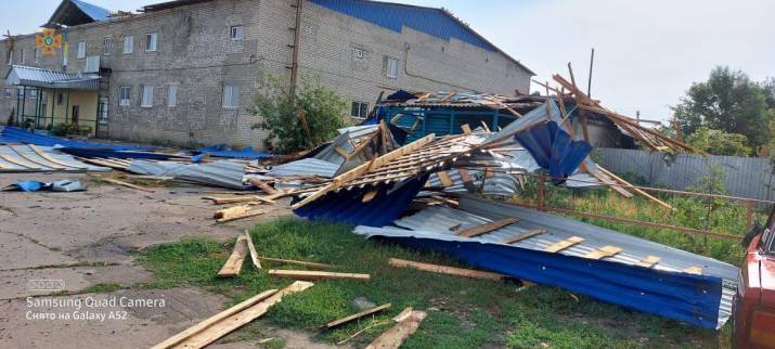 На Луганщине ветром сорвало крышу: погиб работник 