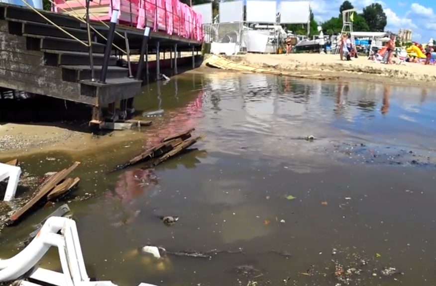 В Одессе после дождей канализация полилась на пляж (ФОТО, ВИДЕО)