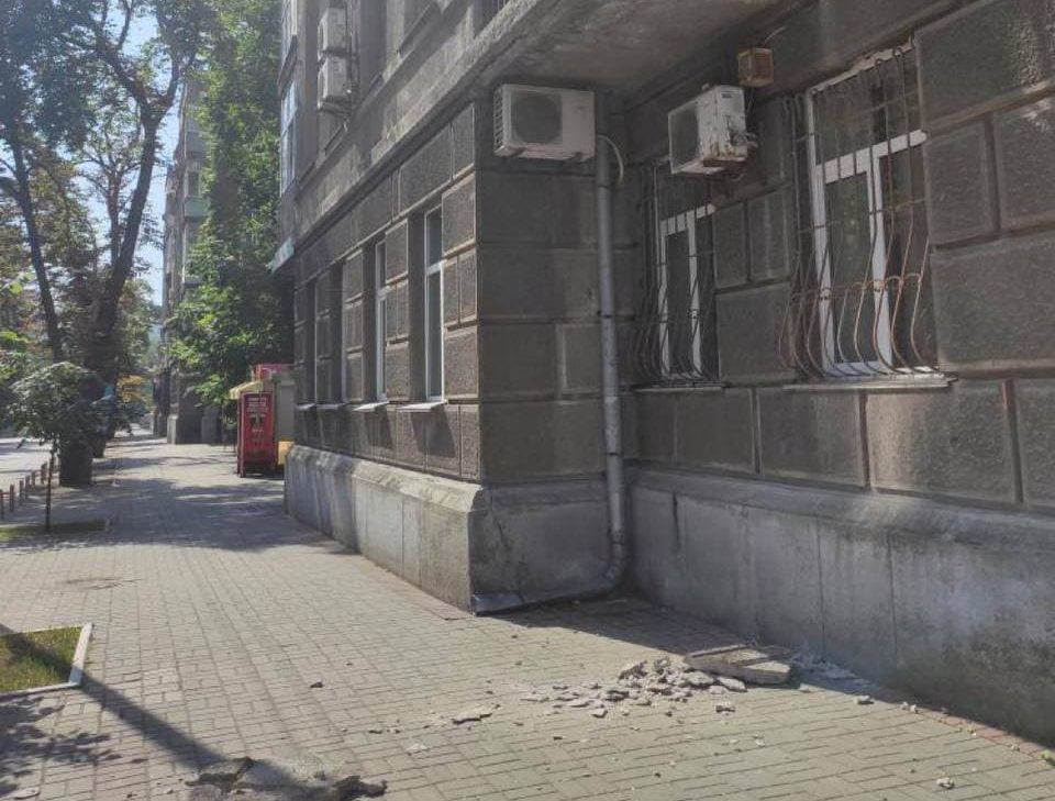 В центре Киева с фасада исторического здания посыпались фрагменты (ФОТО)