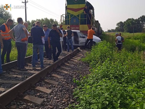 Столкновение Daewoo Nexia с поездом: погибла женщина-водитель (ФОТО)